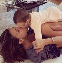 claudia galanti e la figlia indila su instagram ultime foto della bimba