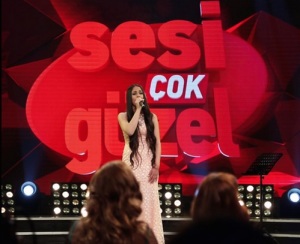 Mutlu Kaya partecipa a un talent show in Turchia le sparano