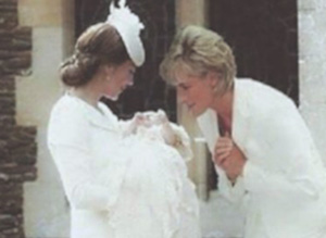 kate middleton mostra a Lady Diana sua figlia principessa Charlotte figlia di William il fotomontaggio di diana e kate con charlotte