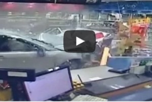 video youtube auto sfonda una vetrina ed entra in un negozio a sydney in australia e una donna si salva per miracolo