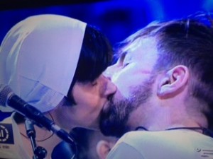 bacio gay la rua ad amici 2016 seconda puntata 9 aprile