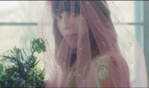 lo sposa di gucci 2016 by allessandro michele abito rosa serpente e velo con farfalle
