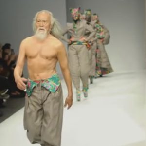 wang-deshun-video-il-modello-di-80-anni-cinese-dal-fisico-da-20enne-fa-impazzire-la-moda