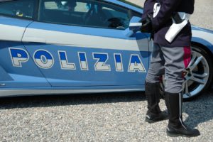 polizia auto della polizia Milano, ladro fugge in contromano in tangenziale: Traffico paralizzato