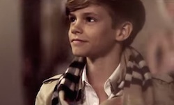 Romeo Beckham nello spot di Natale di Burberry  Video From London with Love