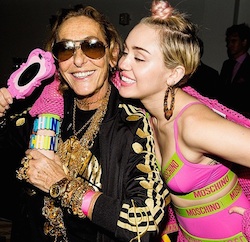 Moschino veste Miley Cyrus di rosa come mostra una foto pubblica su Instagram dalla nota casa di moda. Foto ammiccante di Miley Cyrus per il lancio del nuovo libro di Jeremy Scott