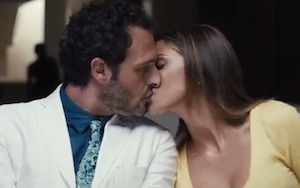belen e fabio troiano bacio nel film al cinema