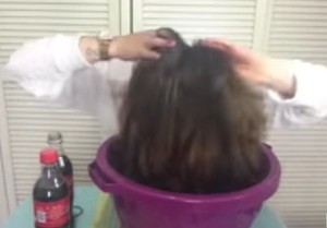 lavare i capelli con la coca cola