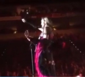 video youtube madonna ubrica sul palco di Yum Center di Louisville
