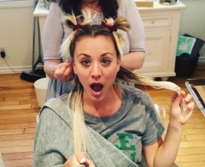 Kaley Cuoco The big bang theory nuovi capelli tornano lunghi extension