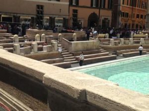 fontana di trevi roma sfilata fendi immagini in tempo reale