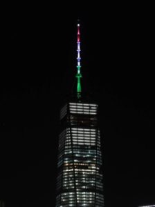 new york freedom tower illuminata dal tricolore italiano #PrayingForItaly New York