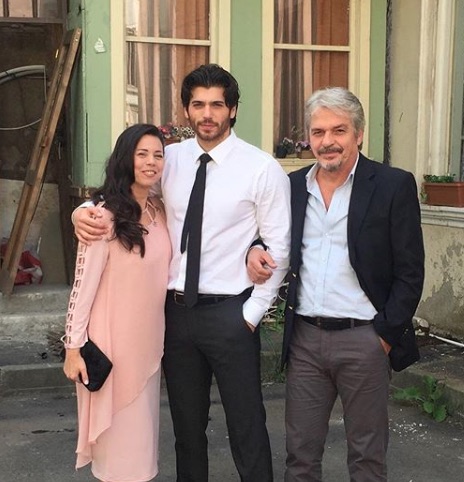 Can Yaman Con La Madre Guldem Hanim Ed Il Padre Guven Yaman Notizieweblive It