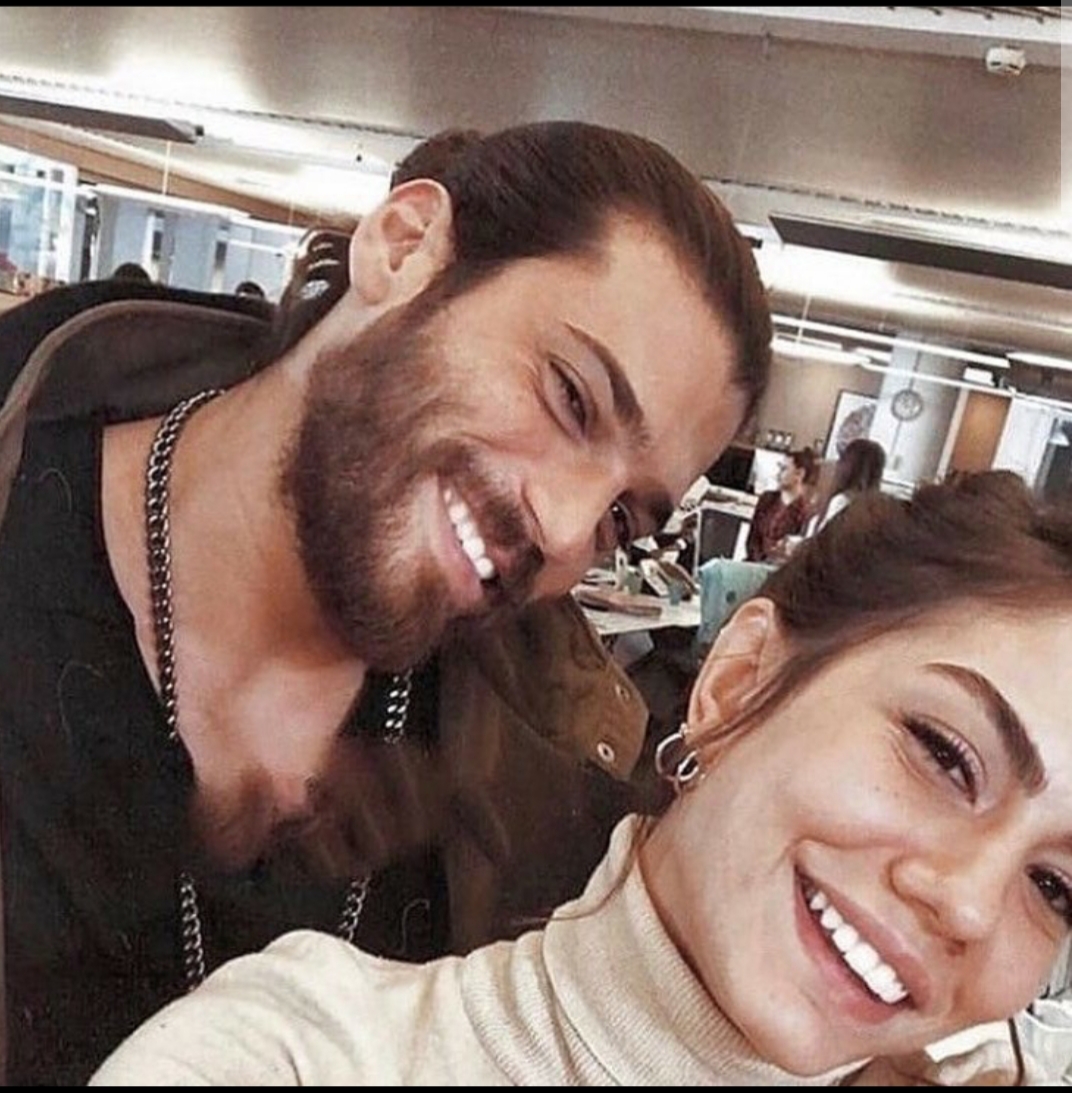 I Selfie E Video Inediti Can Yaman E Demet Ozdemir Sul Set E Backstage Di Daydreamer Notizieweblive It